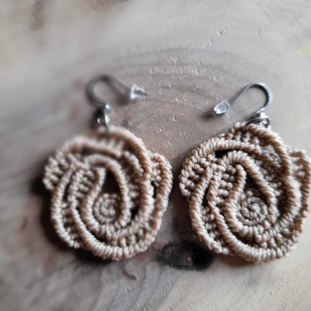 070 🌹New Handmade Micro- Macrame Earrings - taupe color roses